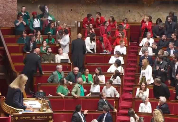Γαλλία: Βουλευτές εμφανίστηκαν στο κοινοβούλιο ντυμένοι με τα χρώματα της παλαιστινιακής σημαίας