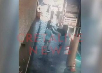 Σε κατάσταση αμόκ χτυπούσε τουρίστες και αστυνομικούς στο Ηράκλειο – ΒΙΝΤΕΟ