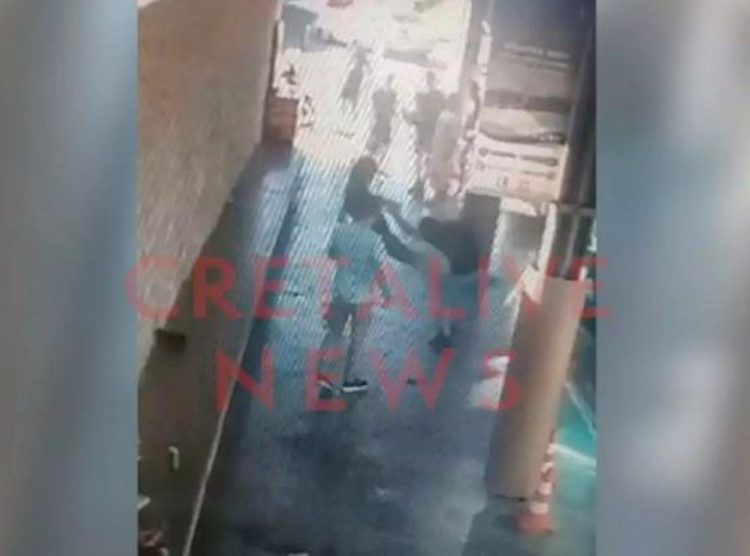 Σε κατάσταση αμόκ χτυπούσε τουρίστες και αστυνομικούς στο Ηράκλειο – ΒΙΝΤΕΟ