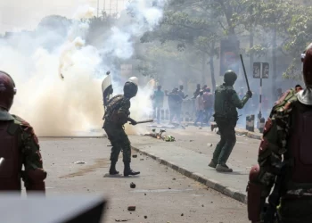 Κένυα: Εισβολή διαδηλωτών στο κοινοβούλιο – Με πραγματικά πυρά απάντησε η Αστυνομία