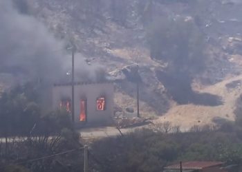 Φωτιά στην Κερατέα: Σπίτια παραδόθηκαν στις φλόγες – Νέα μηνύματα από το 112