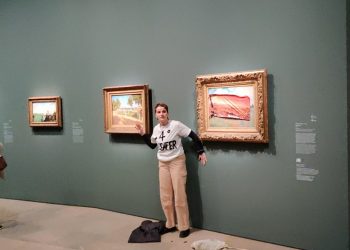 Γαλλία: Επίθεση ακτιβίστριας οικολόγου κατά του πίνακα «Οι παπαρούνες» του Μονέ – ΒΙΝΤΕΟ