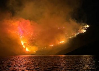 Ύδρα: Στη Βουλιαγμένη το σκάφος «Περσεφόνη» από όπου έπεσαν τα πυροτεχνήματα που έβαλαν φωτιά – Καταθέτουν οι επιβάτες