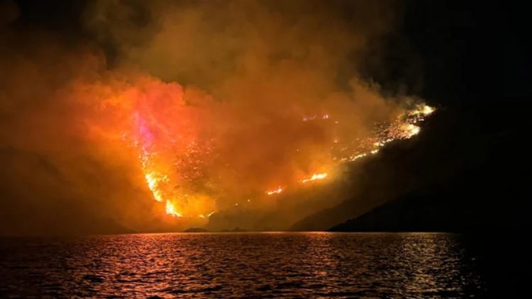 Ύδρα: Στη Βουλιαγμένη το σκάφος «Περσεφόνη» από όπου έπεσαν τα πυροτεχνήματα που έβαλαν φωτιά – Καταθέτουν οι επιβάτες