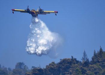 Σε εξέλιξη πυρκαγιές σε Βόνιτσα και Χαλκιδική