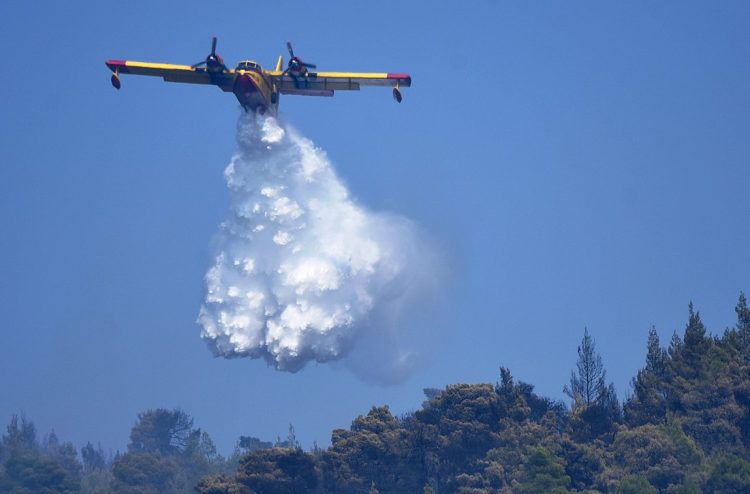 Σε εξέλιξη πυρκαγιές σε Βόνιτσα και Χαλκιδική