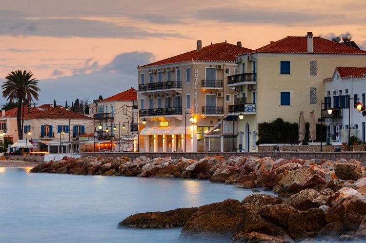 Σπέτσες: 44χρονος Αγγλος εντοπίστηκε νεκρός στο Παλιό Λιμάνι – Φέρει χτύπημα στο κεφάλι