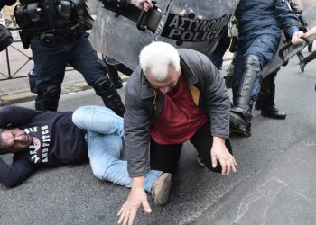 Η Ζωή Κωνσταντοπούλου αποδόμησε άλλο ένα κατηγορητήριο για γέλια , που στρέφεται εις βάρος πολιτών, επειδη είχαν το θάρρος να διαφωνήσουν με τους πλειστηριασμούς πρώτης κατοικίας