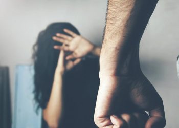 Γνωστός ποινικολόγος κατηγορείται για τον ξυλοδαρμό της συζύγου του