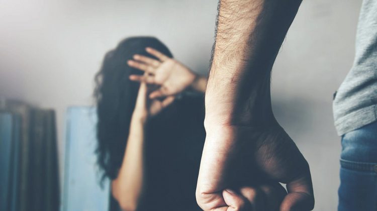 Γνωστός ποινικολόγος κατηγορείται για τον ξυλοδαρμό της συζύγου του