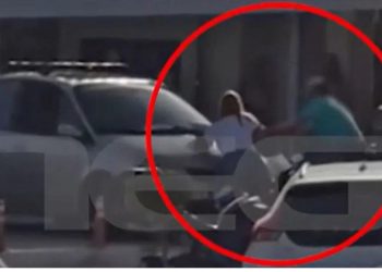 Χριστίνα Παππά: Βίντεο ντοκουμέντο από την στιγμή που δέχεται επίθεση για μια θέση πάρκινγκ στη Γλυφάδα