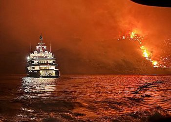 Πυρκαγιά στην Ύδρα: Απολογούνται την Τετάρτη οι 13 συλληφθέντες – Τι λέει ο καπετάνιος της θαλαμηγού