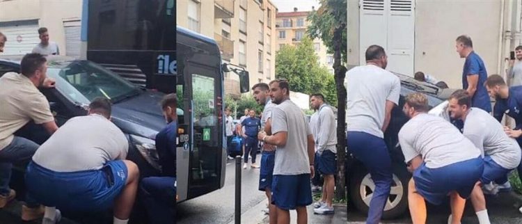 Ολυμπιακοί Αγώνες: H Εθνική πόλο ανδρών σήκωσε παρκαρισμένο ΙΧ για να περάσει το λεωφορείο της