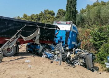 Νεκρά ένα μωρό και ένα 12χρονο κοριτσάκι στο τροχαίο με τη νταλίκα που σκόρπισε τον θάνατο – Συνέθλιψε 3 ΙΧ