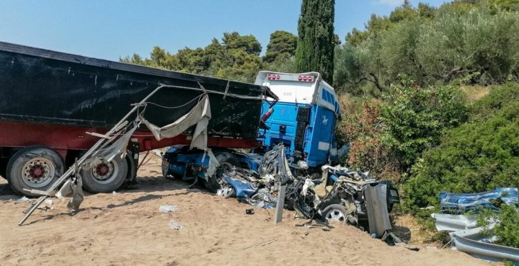 Νεκρά ένα μωρό και ένα 12χρονο κοριτσάκι στο τροχαίο με τη νταλίκα που σκόρπισε τον θάνατο – Συνέθλιψε 3 ΙΧ