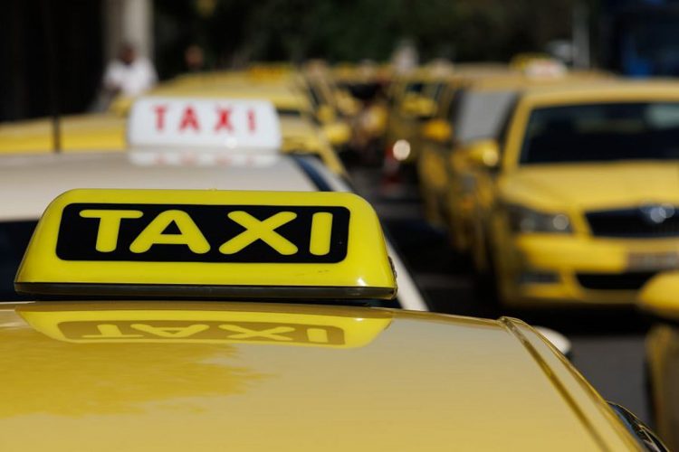 Tαξί: Αυτή είναι η υποχρεωτική σήμανση για πληρωμή με κάρτα