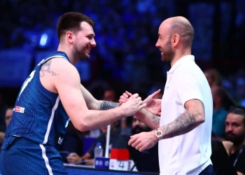 Προολυμπιακό 2024: Η αγκαλιά του Σπανούλη με τον Ντόντσιτς πριν το τζάμπολ