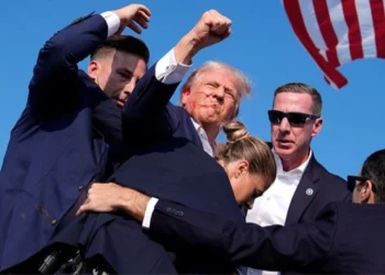 Ντόναλντ Τραμπ: Πυροβολισμοί κατά τη διάρκεια ομιλίας του – Τραυματίστηκε ελαφρά (Βίντεο)