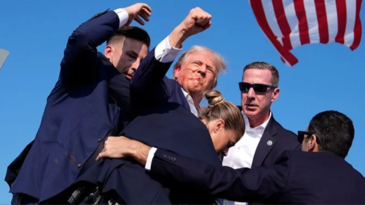 Ντόναλντ Τραμπ: Πυροβολισμοί κατά τη διάρκεια ομιλίας του – Τραυματίστηκε ελαφρά (Βίντεο)
