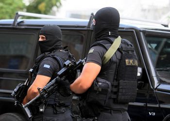 Αττική: Επτά συλλήψεις της αντιτρομοκρατικής για εμπρησμούς σε κατάστημα, ξενοδοχείο και συναγωγή