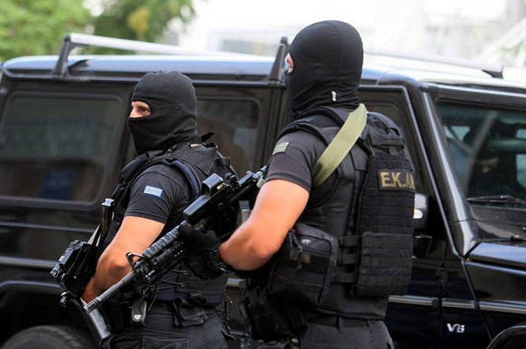 Αττική: Επτά συλλήψεις της αντιτρομοκρατικής για εμπρησμούς σε κατάστημα, ξενοδοχείο και συναγωγή