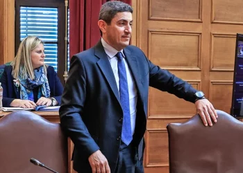 Λευτέρης Αυγενάκης: Βίντεο με επίθεση σε εργαζόμενο στο «Ελ.Βενιζέλος» – Μαρινάκης: Συμπεριφορές «ξέρεις ποιος είμαι εγώ;» δεν γίνονται ανεκτές