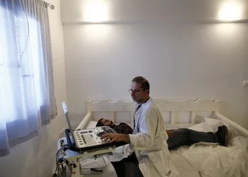 Η κυβέρνηση εδώ και έναν χρόνο έχει τη θεσμοθετημένη υποχρέωση, που δημιούργησε η ίδια, να αναπροσαρμόσει το επίδομα αγόνου και να δημιουργήσει νέα κίνητρα προσέλκυσης γιατρών στις άγονες περιοχές της χώρας, αλλά δεν το έχει κάνει μέχρι σήμερα. Φωτ.: ΑΠΕ-ΜΠΕ