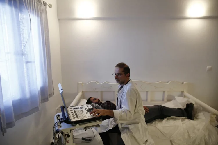 Η κυβέρνηση εδώ και έναν χρόνο έχει τη θεσμοθετημένη υποχρέωση, που δημιούργησε η ίδια, να αναπροσαρμόσει το επίδομα αγόνου και να δημιουργήσει νέα κίνητρα προσέλκυσης γιατρών στις άγονες περιοχές της χώρας, αλλά δεν το έχει κάνει μέχρι σήμερα. Φωτ.: ΑΠΕ-ΜΠΕ