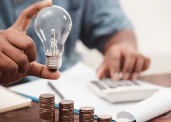 Ρεκόρ ανόδου 200% στην χονδρική τιμή του ρεύματος μέσα σε μία εβδομάδα