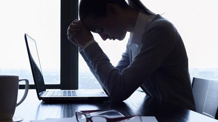 Guardian: «Ανορθόδοξο και βάρβαρο μέτρο» η εξαήμερη εργασία στην Ελλάδα