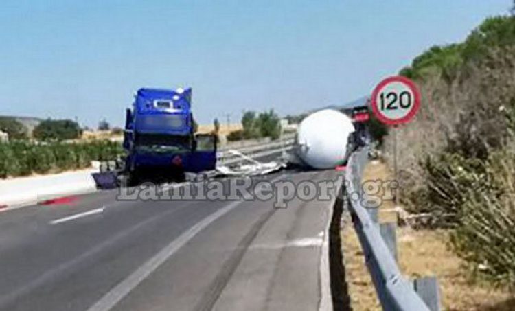 Εκτροπή βυτιοφόρου στην Εθνική Οδό Αθηνών-Λαμίας