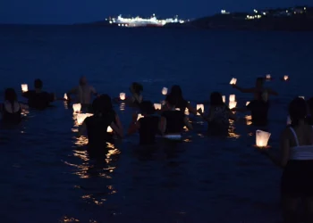 Φωτιά στο Μάτι: Μπήκαν στη θάλασσα και άφησαν 104 φαναράκια για τα θύματα της τραγωδίας – Δείτε βίντεο και φωτογραφίες