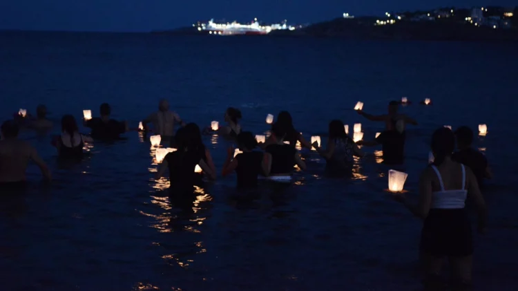 Φωτιά στο Μάτι: Μπήκαν στη θάλασσα και άφησαν 104 φαναράκια για τα θύματα της τραγωδίας – Δείτε βίντεο και φωτογραφίες