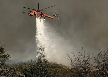 Μάχη των πυροσβεστικών δυνάμεων με τις φλόγες – Πού υπάρχουν ενεργά πύρινα μέτωπα