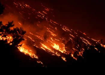 Κικίλιας: Χωρίς ενεργό μέτωπο η φωτιά στην Κορινθία – Συνεχίζουν να επιχειρούν ισχυρές δυνάμεις της Πυροσβεστικής