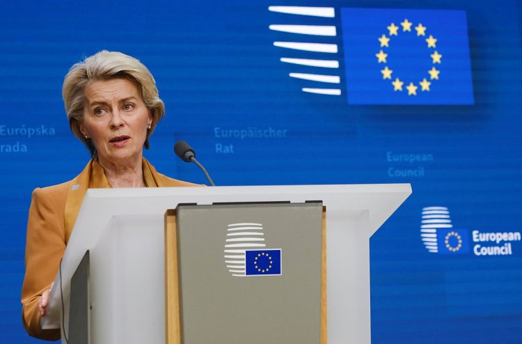 Φον Ντερ Λάιεν: Στο «τιμόνι» της Ευρωπαϊκής Επιτροπής για ακόμα μια πενταετία