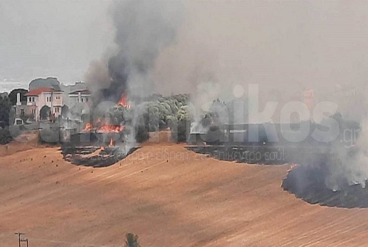 Φωτιά στον Τρίλοφο: Σε αυλές σπιτιών oι φλόγες – Ενισχύονται οι δυνάμεις