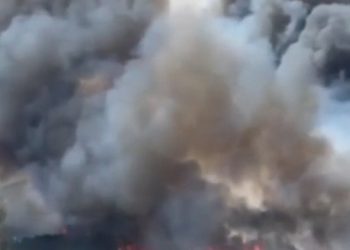 Σε εξέλιξη η πυρκαγιά στην Κορινθία – Τρεις τραυματίες πυροσβέστες