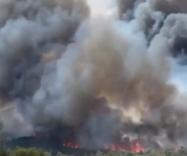 Σε εξέλιξη η πυρκαγιά στην Κορινθία – Τρεις τραυματίες πυροσβέστες