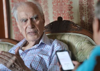 Χρήστος Γιανναράς στον Δανίκα: «Η Τεχνητή Νοημοσύνη είναι το τέλος της ανθρωπότητας»