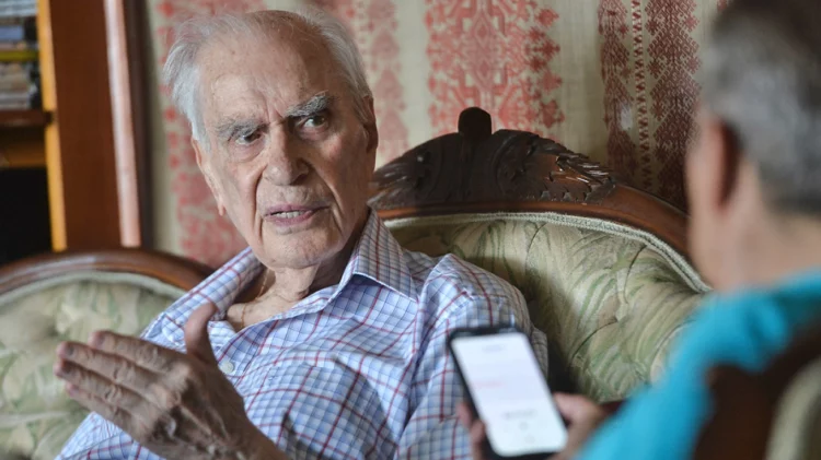 Χρήστος Γιανναράς στον Δανίκα: «Η Τεχνητή Νοημοσύνη είναι το τέλος της ανθρωπότητας»