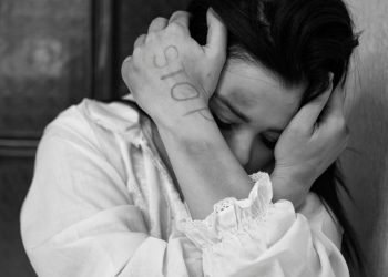 Γνωστή συγγραφέας καταγγέλλει κακοποίηση από πρώην σύντροφό της – «Με κλείδωσε στην κρεβατοκάμαρα και με απειλούσε ότι θα με κάψει»