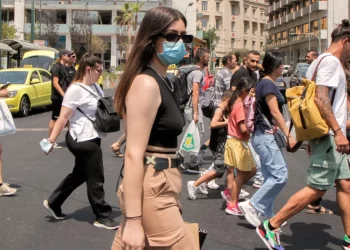 Κορωνοϊός: Σε θερινή έξαρση, τετραπλασιάστηκαν οι νοσηλευόμενοι – Έως πότε θα διαρκέσει