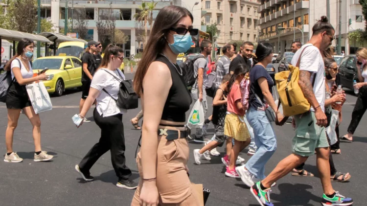 Κορωνοϊός: Σε θερινή έξαρση, τετραπλασιάστηκαν οι νοσηλευόμενοι – Έως πότε θα διαρκέσει