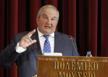 «Γκρέμισε» τη Χάγη ο Καραμανλής! «Σφυροκόπημα» για τη στρατηγική και την αλαζονεία Μητσοτάκη