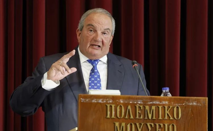 «Γκρέμισε» τη Χάγη ο Καραμανλής! «Σφυροκόπημα» για τη στρατηγική και την αλαζονεία Μητσοτάκη