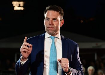 Μετωπική Κασσελάκη – Πρώτου Θέματος με φόντο τη συγχώνευση Παγκρήτιας – Attica Bank