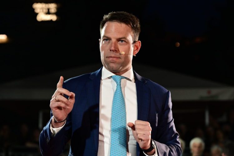 Μετωπική Κασσελάκη – Πρώτου Θέματος με φόντο τη συγχώνευση Παγκρήτιας – Attica Bank