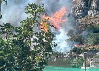 Διπλό πύρινο μέτωπο στο Ηράκλειο της Κρήτης: Εστάλη μήνυμα από το 112 στον Προφήτη Ηλία, σε ύφεση η φωτιά στο Θραψανό