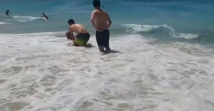 Μύκονος: Πλοίο προκάλεσε υψηλό κυματισμό – Δύο τραυματίες